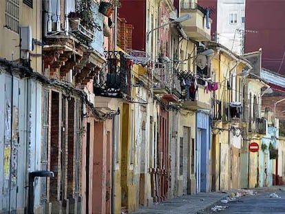 Calle de los Ángeles del barrio marinero de El Cabanyal, en Valencia, con su típica diversidad cromática.