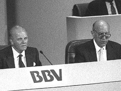 Emilio Ybarra (a la izquierda) y José María Concejo, durante la junta del BBV del año 1999.