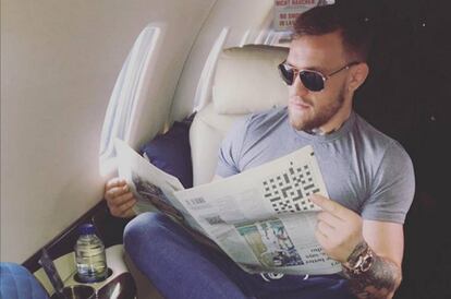 Conor McGregor disfruta exhibiendo su vida en Instagram. En esta desconcertante foto aparece leyendo un periódico al revés, con gafas de sol, en el interior de su avión privado.