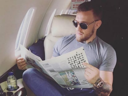 Conor McGregor disfruta exhibiendo su vida en Instagram. En esta desconcertante foto aparece leyendo un periódico al revés, con gafas de sol, en el interior de su avión privado.