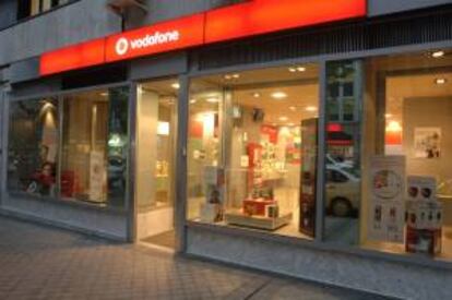 Exterior de una tienda de telefonía móvil de Vodafone en una calle de Madrid. EFE/Archivo