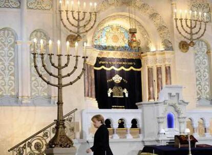 La canciller alemana Angela Merkel se dirige al púlpito de la sinagoga de la Rykestrasse poco antes de pronunciar su discurso