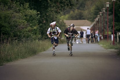 Gorka Lasa (izquierda) e Ibai Martín (derecha), después de más de una semana de ruta hacia París.