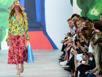 Surf, sombreros y estampados tropicales: la colección más playera de Michael Kors