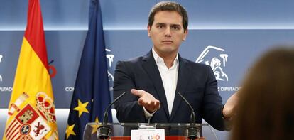 El presidente de Ciudadanos, Albert Rivera, durante una rueda de prensa en el Congreso de los Diputados para hacer balance político del año.