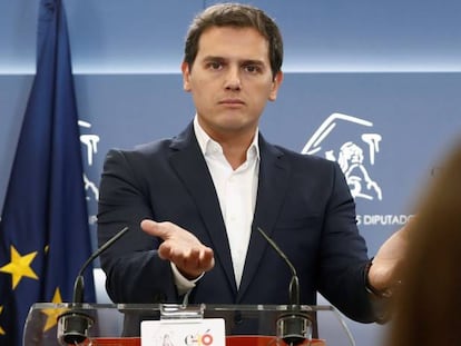 El presidente de Ciudadanos, Albert Rivera, durante una rueda de prensa en el Congreso de los Diputados para hacer balance político del año.