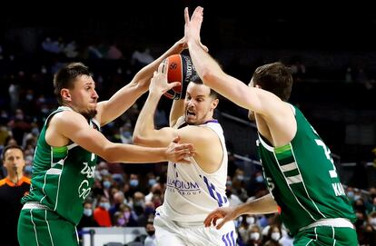 Heurtel intenta colarse entre dos defensores del Zalgiris. Euroleague