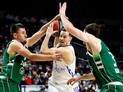 Heurtel intenta colarse entre dos defensores del Zalgiris. Euroleague