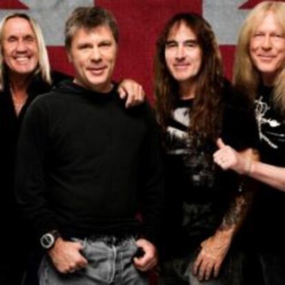 La banda de heavy metal Iron Maiden, con sus líderes, Seteve Harris (tercero por la derecha) y Bruce Dickinson (tercero por la izquierda).