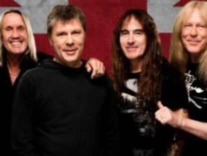 La banda de heavy metal Iron Maiden, con sus líderes, Seteve Harris (tercero por la derecha) y Bruce Dickinson (tercero por la izquierda).