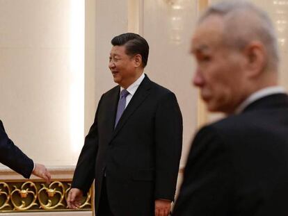El secretario del Tesoro Steven Mnuchin (segundo por la derecha) saluda al presidente chino Xi Jinping (centro) en presencia del representante comercial Robert Lighthizer (izquierda). 