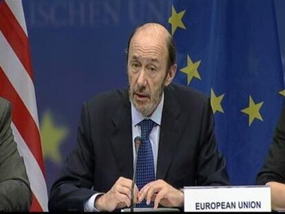 Rubalcaba firma el acuerdo UE-EEUU para la transferencia de datos de mensajería financiera
