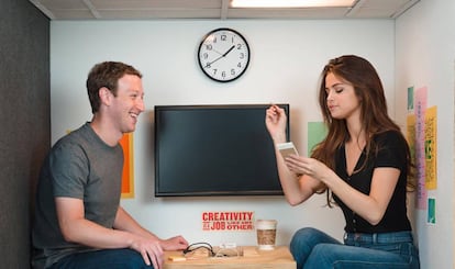 Mark Zuckerberg y Selena Gomez en las instalaciones de Facebook.