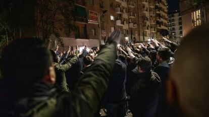 Militantes del partido de extrema derecha CasaPound hacen el saludo nazi este lunes, en la conmemoración del 41º aniversario del asesinato de tres jóvenes ultraderechistas italianos.