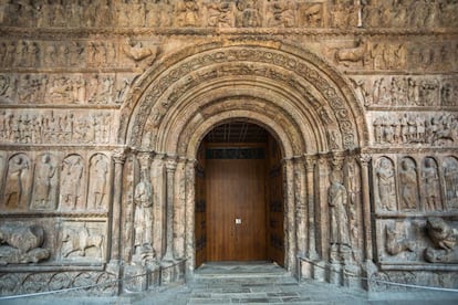 El monasterio benedictino de Santa Maria de Ripoll, importante centro cultural en la Edad Media, fue sometido a una profunda restauración en el siglo XIX que lo dejó sin apenas elementos románicos, aunque los que quedan son dignos de reseñar: su famosa portada, que parece un arco del triunfo y está presidida por un Cristo en Gloria, está considerada una cumbre de la escultura románica monumental de Cataluña. Es uno de los elementos arquitectónicos del siglo XII que quedan en pie junto a una parte del claustro, que tiene unas características muy especiales debido a lo que se dilató su construcción en el tiempo (no se terminó hasta principios del XV).