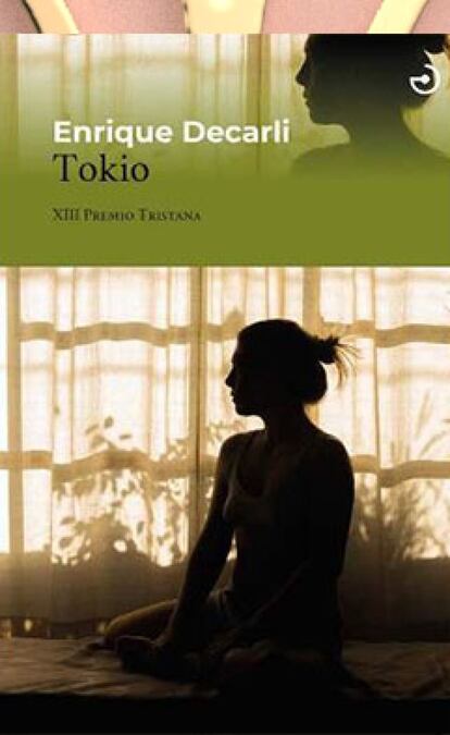 María no está. María se fue. Pero no se sabe dónde. A partir de esta ausencia, Enrique Decarli narra en 'Tokio' (Menoscuarto, 14,90 euros) la pérdida del amor, pero sin dejarse atrapar por la melancolía. Los días pasan entre la rutina de la jornada laboral, la fugaz ilusión de volver a encontrarse y una investigación sin una línea clara por todos aquellos lugares en los que ella estuvo alguna vez. La novela sigue procedimientos de novela policial, pero sin crimen ni detective. 