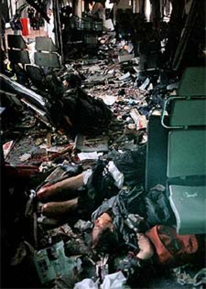 El interior de uno de los vagones de un tren de cercanías que ayer quedó arrasado en la estación de Atocha de Madrid.