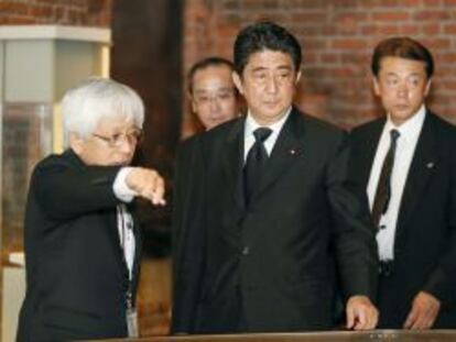 El primer ministro japon&eacute;s Shinzo Abe en del Museo Memorial de la Paz de Hiroshima.