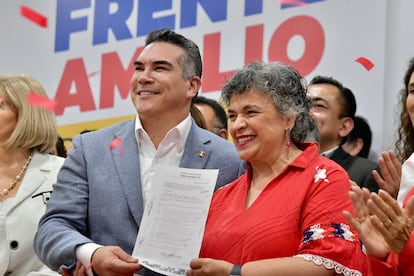 Alejandro Moreno y Beatriz Paredes durante una conferencia del Frente Amplio por México, en 2023.