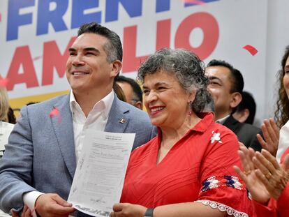 Alejandro Moreno y Beatriz Paredes durante una conferencia del Frente Amplio por México, en 2023.