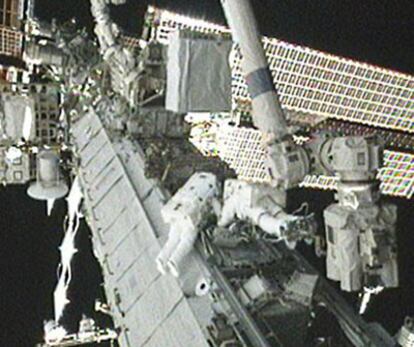 Tracy Caldwell (izquierda) y Doug Wheelock, durante su salida de la Estación Espacial Internacional para reemplazar una bomba estropeada en la viga principal de la base.