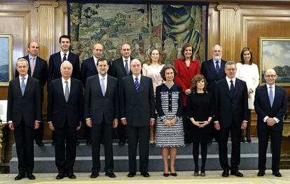 Los Reyes posan con el jefe del Ejecutivo, Mariano Rajoy y el restos de miembros del Gobierno.