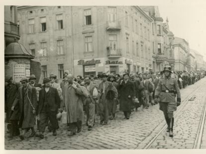 Un oficial alemán camina junto a prisioneros en Tarnów (Polonia), en junio de 1940.