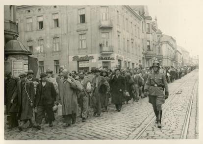 Un oficial alemán camina junto a prisioneros en Tarnów (Polonia), en junio de 1940.