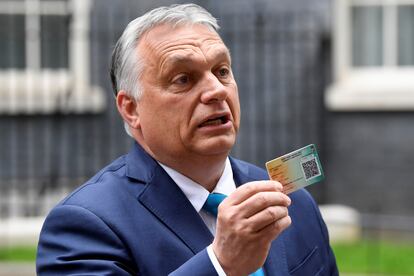 El primer ministro húngaro, Viktor Orban, muestra su tarjeta de vacunación tras reunirse el 28 de mayo en Londres con el primer ministro británico, Boris Johnson.