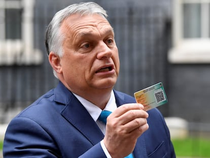 El primer ministro húngaro, Viktor Orban, muestra su tarjeta de vacunación tras reunirse el 28 de mayo en Londres con el primer ministro británico, Boris Johnson.