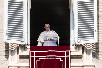 El Papa Francisco, durante el rezo del Ángelus de este domingo, en el Vaticano.
