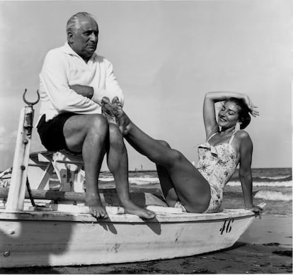 Con su marido, Giovanni Meneghini, en la playa, en Venecia, 1956. Fue un matrimonio convenido. Él siempre la había ayudado tanto profesional como personalmente, pero ella nunca estuvo enamorada de él. En 1959, ella le abandonó para vivir con su amante: el magnate Aristóteles Onassis.