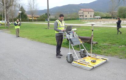 Un técnico recorre con un georradar la parcela donde podría hallarse el embarcadero medieval de Padrón (A Coruña).