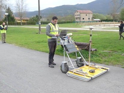 Un técnico recorre con un georradar la parcela donde podría hallarse el embarcadero medieval de Padrón (A Coruña).