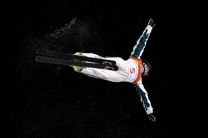 Lydia Lassila, de Australia, compite en la clasificación de esquí acrobático en los Juegos Olímpicos de Invierno de Pyeongchang (Corea del Sur), el 15 de febrero de 2018.