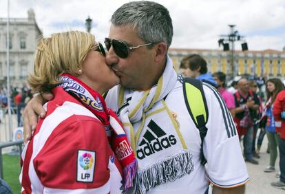 Marido y mujer, del Atlético y del Madrid, disfrutando juntos de un día histórico en la capital lusa.