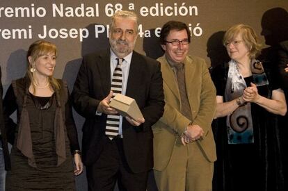 Rafael Nadal, ayer, con el premio Pla entre sus manos.