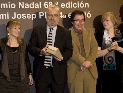 Rafael Nadal, ayer, con el premio Pla entre sus manos.