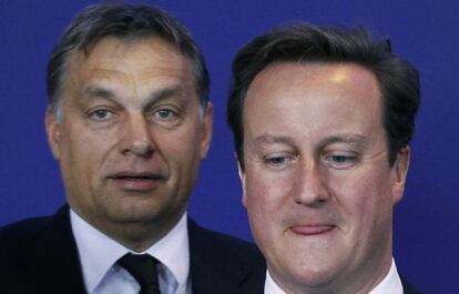 Viktor Orban (izquierda) y David Cameron posan para una foto de familia con los líderes de la UE en la cumbre.