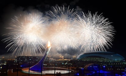 Fuegos artificiales tras dar por concluída la ceremonia inaugural de los Juegos Olímpicos de Sochi 2014.