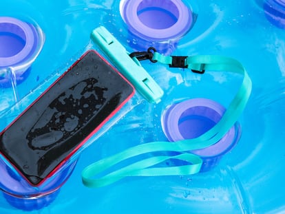 Fundas impermeables y táctiles que permiten proteger el móvil y manejarlo en la playa, piscina o cualquier actividad acuática.