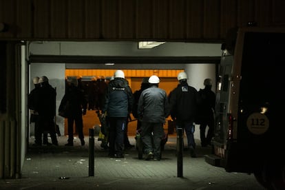 Tècnics d'Endesa durant l'entrada als pisos que els mossos han escorcollat aquest dimecres a la matinada.