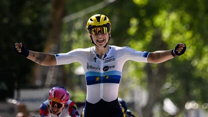 Lorena Wieber tras cruzar la línea de meta de la tercera etapa del Tour de Francia, este martes.
