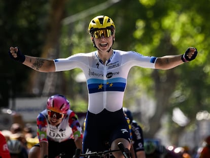 Lorena Wieber tras cruzar la línea de meta de la tercera etapa del Tour de Francia, este martes.