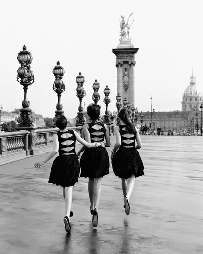 Chloé, Silvie y Xeles, con vestidos de Lydia Delgado, para un editorial de moda. La imagen fue tomada en el puente Alejandro III de París en 1993.