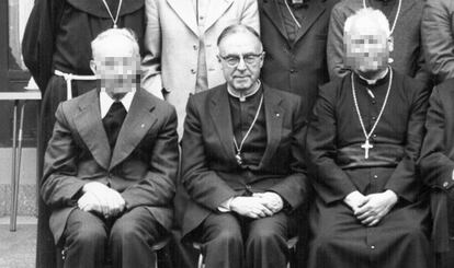 Alejandro Mestre (centro), jesuita español que fue arzobispo de La Paz y ahora es acusado de abuso de menores, en una imagen de 1984, en Bolivia.