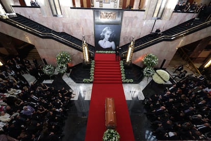 Homenaje póstumo a la primera actriz Silvia Pinal en el vestíbulo del Palacio de Bellas Artes, en Ciudad de México.