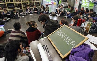 Unos 40 alumnos encerrados en la Facultad de Ciencias de la Información de la Complutense