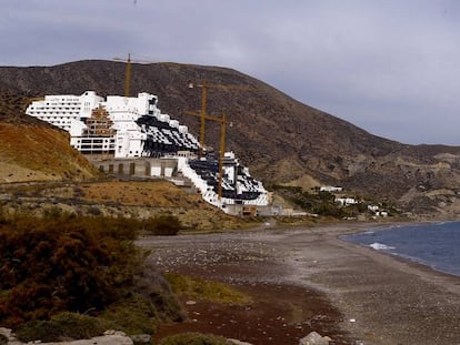 Hotel levantado en la playa de El Algarrobico, en Carboneras. 