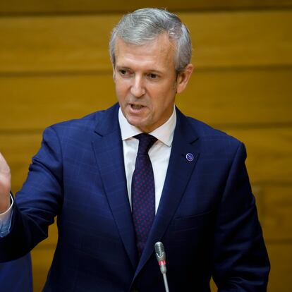 SANTIAGO DE COMPOSTELA, 20/12/2023.- El presidente de la Xunta, Alfonso Rueda, al comienzo del pleno del Parlamento de Galicia esta mañana en Santiago de CompostelaEFE/Lavandeira jr